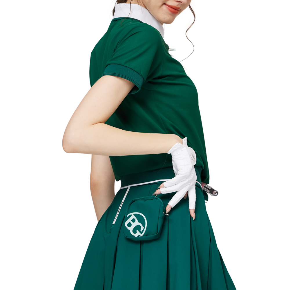 ゆったりとしたリブ編みの裾と襟付きのレディース半袖トップス